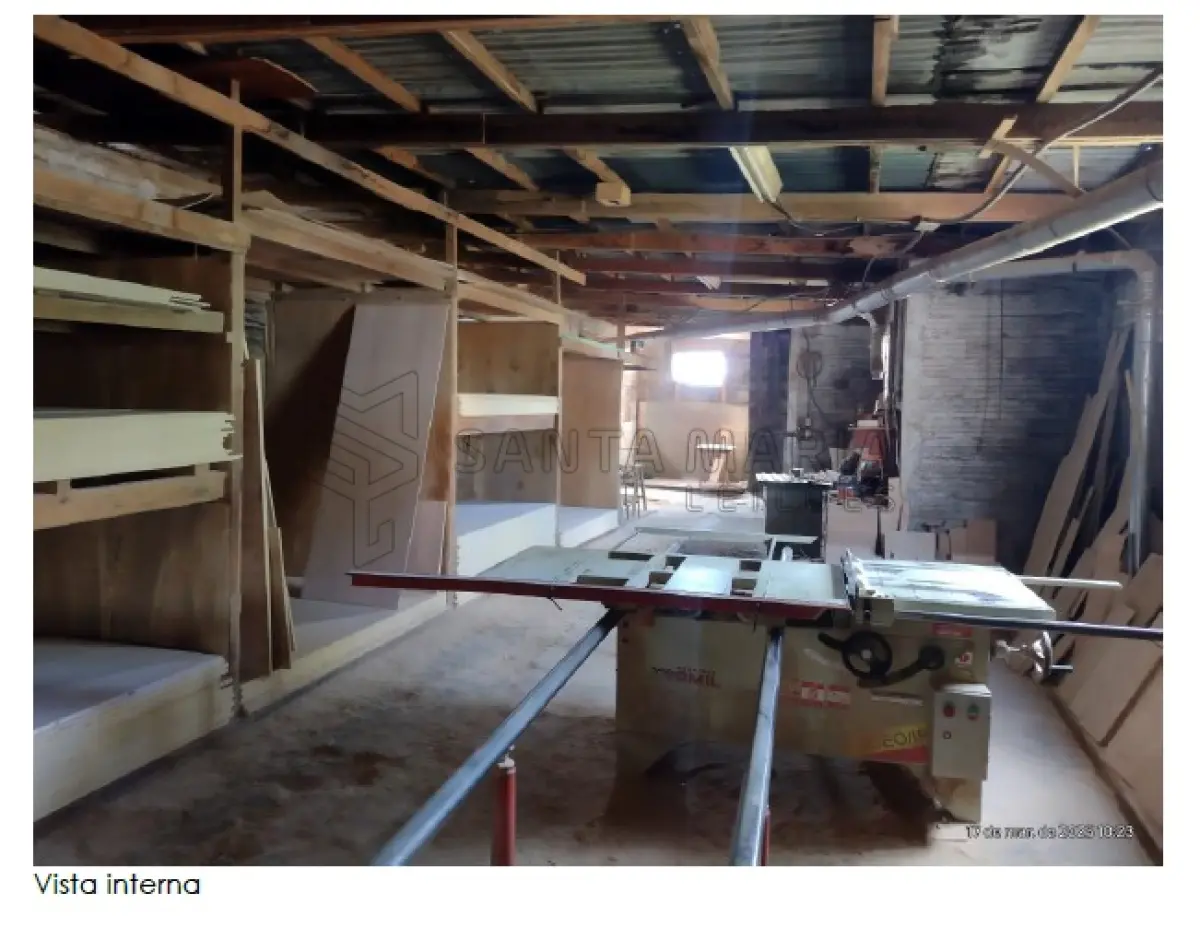 LOTE 003 - Terreno de esquina com a área total de 517,50m² na Rua Bugre Lopes esquina José Chequim em Santiago/RS, possuindo uma construção do tipo galpão industrial, que ocupa praticamente toda a área superficial do lote, com frente de 12,00m para a rua Bugre Lopes; frente de 30,00m para rua José Chequim, no quarteirão formado pelas ruas Bugre Lopes, José Chequim, Avenida Aparício Mariense e Rua José de Figueredo Pinto. Matriculado sob n° 17.063 do CRI de Santiago/RS.