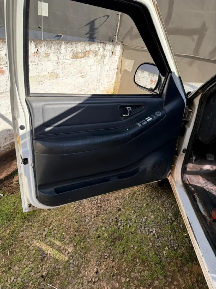 LOTE 001 - Caminhonete GM/S10 2.8 D 4X4, ano/modelo: 2004/2005, placas IME2J94, RENAVAM: 842254358, na cor branca, bancos da frente rasgados, ferrugem no assoalho, painel com capa autofalante quebrado.