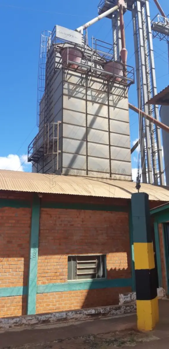LOTE 002 - Um galpão para recebimento de grãos,situado em Santa Tecla, com 4 moegas, com capacidade de recebimento de 1.500 sacos, um elevador com capacidade de 120 toneladas/hora, um galpão para armazenagem e onde está localizada a caldeira do secador (capacidade 1.000 sacos), separador e estoques de insumos, duas balanças rodoviárias de aprox. 50m² cada uma, três silos cilíndricos para armazenagem de grãos com capacidade de 75.000 sacos, construções de alvenaria destinada para escritório e atendimento com aproximadamente 100m², uma construção destinada para dormitórios de funcionários, com 8 quartos, 2 vestiários, 1 banheiro, 1 sala, 1 refeitório e 1 cozinha, com aprox. 350m², demais equipamentos e benfeitorias.