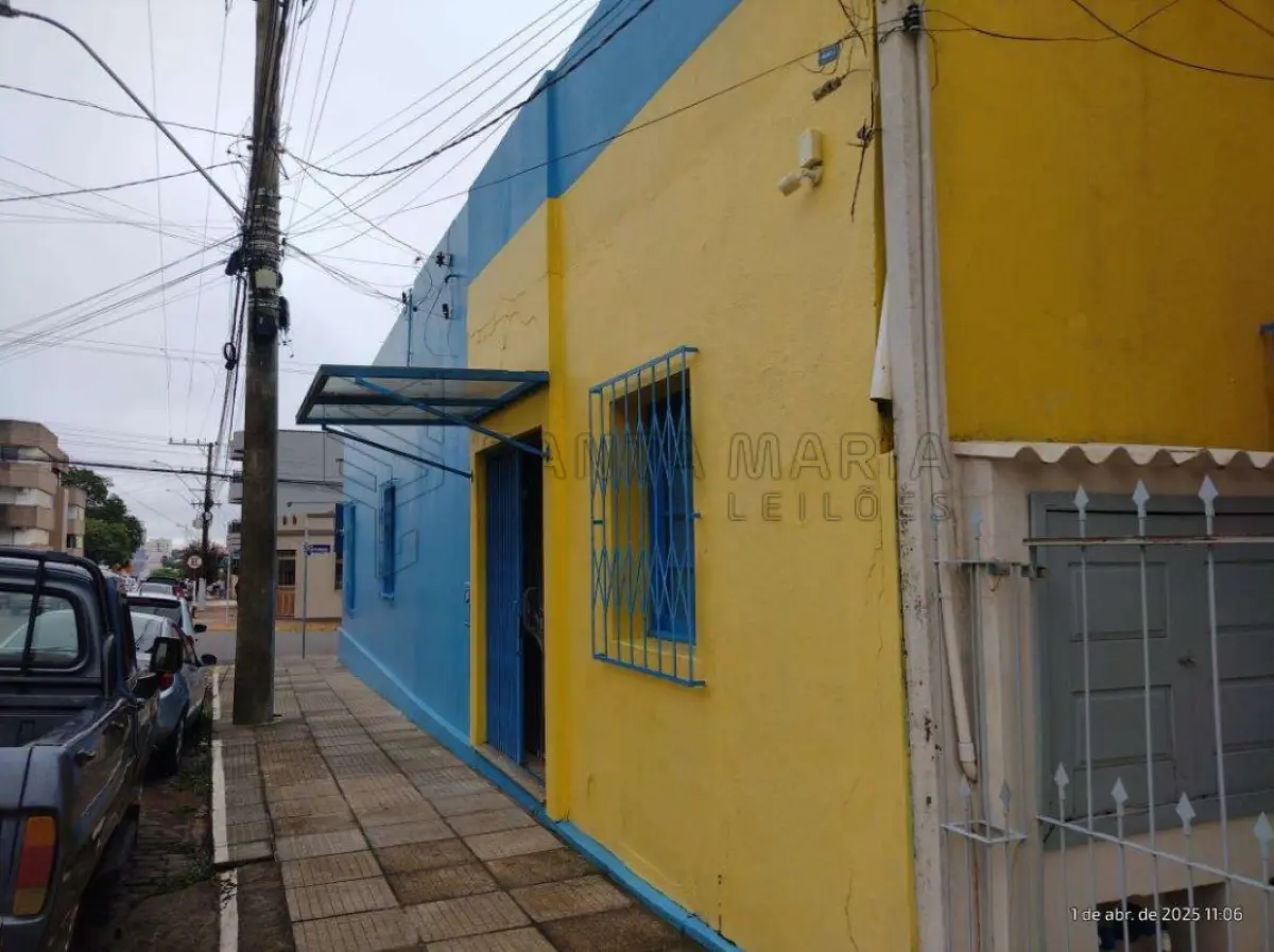 LOTE 001 - Um imóvel comercial, localizado no pavimento térreo, com acesso pela frente da Rua Bento Gonçalves esquina Rua General Canabarro, possuindo uma área construída real privativa e total de 306,73m², dividido em 3 salas comerciais e, o respectivo terreno com a área total de 316,48m² (18,40x17,20).  Matriculado sob n° 49.982 do CRI de Santiago/RS.