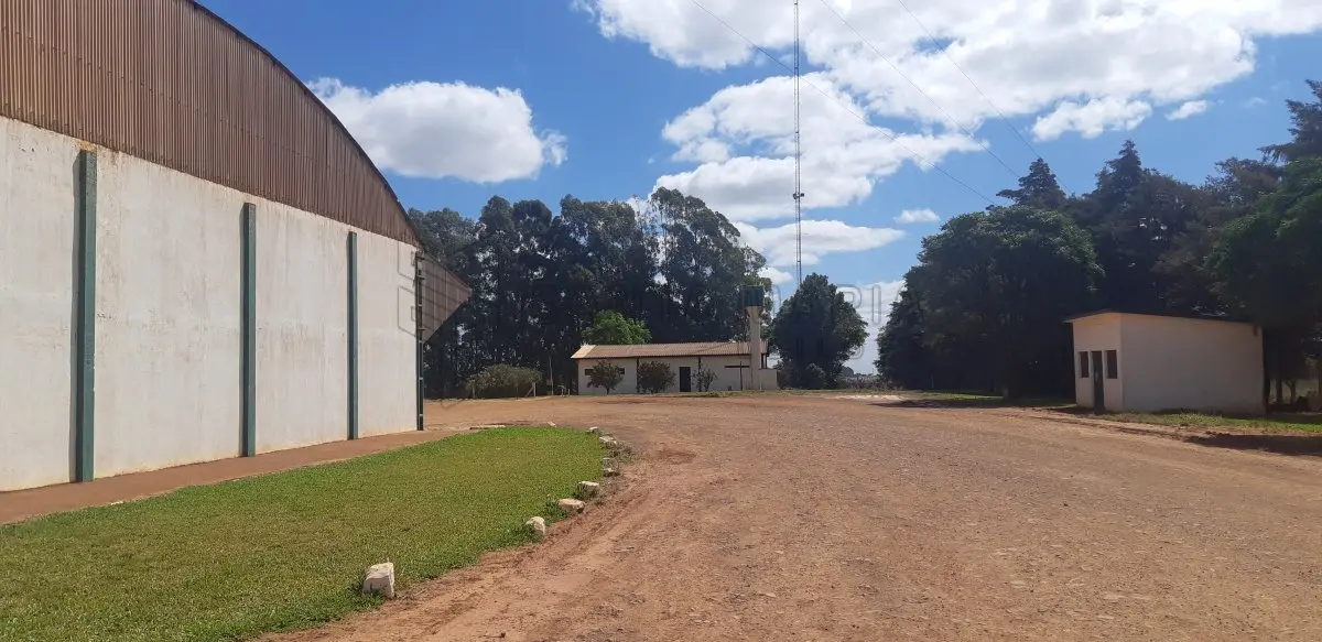 LOTE 002 - Um galpão para recebimento de grãos,situado em Santa Tecla, com 4 moegas, com capacidade de recebimento de 1.500 sacos, um elevador com capacidade de 120 toneladas/hora, um galpão para armazenagem e onde está localizada a caldeira do secador (capacidade 1.000 sacos), separador e estoques de insumos, duas balanças rodoviárias de aprox. 50m² cada uma, três silos cilíndricos para armazenagem de grãos com capacidade de 75.000 sacos, construções de alvenaria destinada para escritório e atendimento com aproximadamente 100m², uma construção destinada para dormitórios de funcionários, com 8 quartos, 2 vestiários, 1 banheiro, 1 sala, 1 refeitório e 1 cozinha, com aprox. 350m², demais equipamentos e benfeitorias.