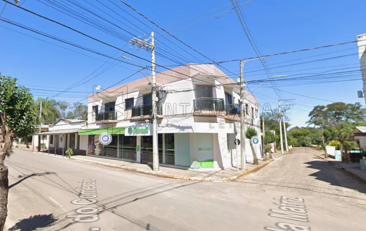 LOTE 001 - Terreno com área de 750m² no qual possui um imóvel residencial de 332,44m² e uma área comercial de 455,86m², totalizando uma área construída de 808,30m² situado na Rua do Comércio, n° 498, esquina com a Rua da Matriz na cidade de Mata/RS, cujo terreno confronta ao Norte, na extensão de 54,00 metros, com a rua da Matriz; ao Sul, na extensão de 53,92 metros; ao Leste, mede 20,00 metros, com a rua do Comércio; e ao Oeste, mede 7,80 metros, com o leito da estrada de ferro. Matriculado sob n° 9.794 do CRI de São Vicente do Sul/RS.
