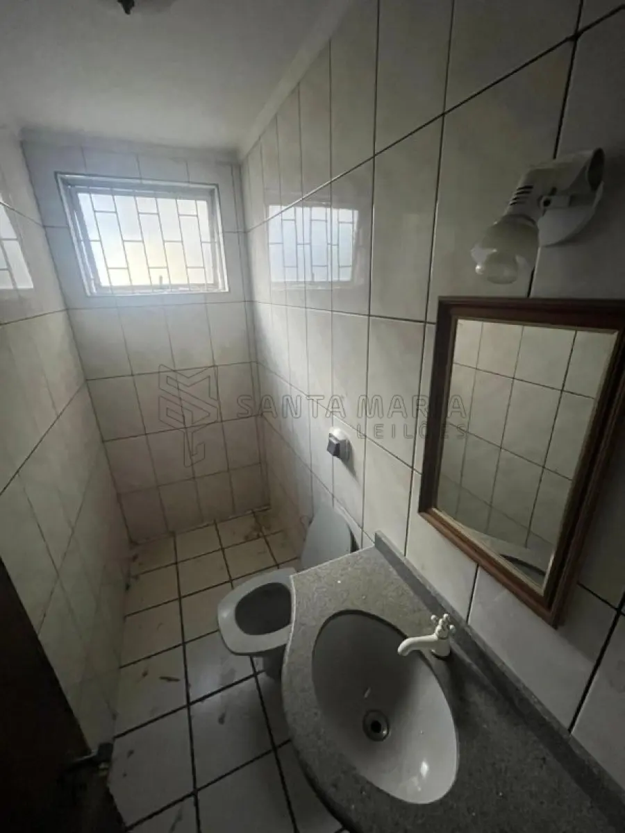 LOTE 002 - Sala Comercial nº 01, no Edifício Tívoli em Santa Maria/RS, com uma área privativa de 138,040 m² e o Box Garagem nº 08, localizado no segundo subsolo ou primeiro pavimento do Edifício Tívoli, ambos situados  à Rua Floriano Peixoto, nº 611 em Santa Maria/RS. Matriculados sob nº 85.105 e 85.098 do CRI de Santa Maria/RS.