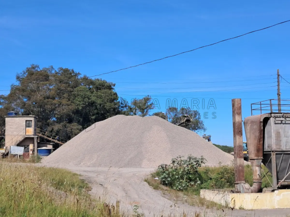 LOTE 002 - 3.375m³ (três mil e trezentos e setenta e cinco metros cúbicos) de brita n° 01, avaliados em R$90,00 (noventa reais) o metro cúbico.