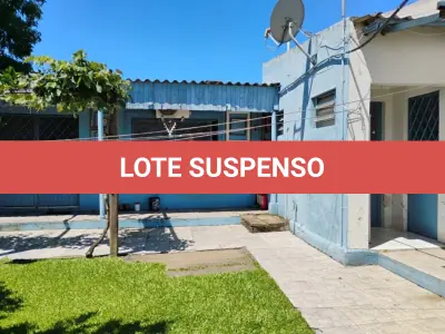 LOTE 001 - Casa na Rua Antonio de Freitas Valle, n° 886 em Alegrete/RS constituída de 2 quartos, 1 banheiro, 2 salas, cozinha e, nos fundos do terreno existe uma edificação de alvenaria composta de garagem com churrasqueira, 1 quarto e 1 banheiro, construída sobre o terreno designado n°3 da quadra BB do Bairro Progresso. E, o terreno onde no fundo existem duas peças de alvenaria com lareira designado n°4 da quadra BB do Bairro Progresso. Matrículas n° 3.868 e n° 19.566 do CRI de Alegrete/RS.
