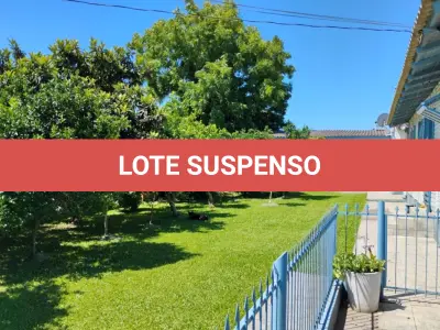 LOTE 001 - Casa na Rua Antonio de Freitas Valle, n° 886 em Alegrete/RS constituída de 2 quartos, 1 banheiro, 2 salas, cozinha e, nos fundos do terreno existe uma edificação de alvenaria composta de garagem com churrasqueira, 1 quarto e 1 banheiro, construída sobre o terreno designado n°3 da quadra BB do Bairro Progresso. E, o terreno onde no fundo existem duas peças de alvenaria com lareira designado n°4 da quadra BB do Bairro Progresso. Matrículas n° 3.868 e n° 19.566 do CRI de Alegrete/RS.