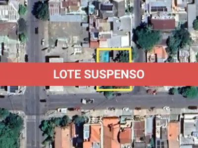 LOTE 002 - Casa de alvenaria de dois pavimentos com 288m² de área construída, localizada na rua Júlio de Castilhos, n°3.413 em Uruguaiana/RS, com diversos compartimentos e benfeitorias e, o respectivo terreno com 720m², constituído dos lotes 34 e 35 da quadra 107, medindo 24m de frente a Sul, sobre o alinhamento da rua Júlio de Castilhos, por 30m de extensão da frente aos fundos, confrontando: ao Norte, com partes do lote 33; ao Oeste, com lote 36; e, ao Leste, com a travessa Santa Maria. Matriculado sob n°22.868 do CRI de Uruguaiana/RS.