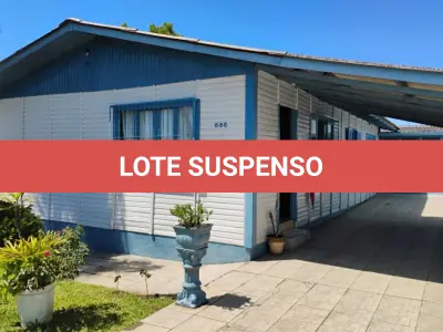 LOTE 001 - Casa na Rua Antonio de Freitas Valle, n° 886 em Alegrete/RS constituída de 2 quartos, 1 banheiro, 2 salas, cozinha e, nos fundos do terreno existe uma edificação de alvenaria composta de garagem com churrasqueira, 1 quarto e 1 banheiro, construída sobre o terreno designado n°3 da quadra BB do Bairro Progresso. E, o terreno onde no fundo existem duas peças de alvenaria com lareira designado n°4 da quadra BB do Bairro Progresso. Matrículas n° 3.868 e n° 19.566 do CRI de Alegrete/RS.