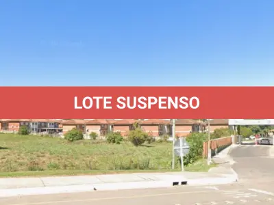 LOTE 001 - Apartamento nº107, localizado no térreo do bloco G-2 do Condomínio Horizontal Arco Verde em Santa Maria/RS, possuindo 1 dormitório, sala, cozinha e banheiro, com área privativa de 39,3100m² e a área total de 40,2500m². Matriculado sob nº 80.499 do CRI de Santa Maria/RS. E, uma Vaga de Estacionamento nº 634 com cobertura, do Condomínio Horizontal Arco Verde em Santa Maria/RS, com área privativa de 2,7286m² e a área total de 10,9147m². Matriculado sob nº 81.431 do CRI de Santa Maria/RS.