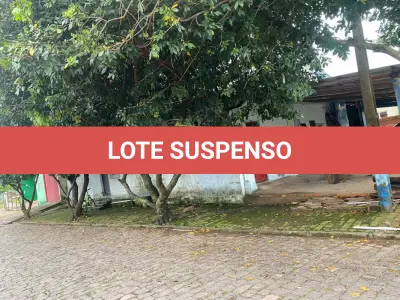 LOTE 002 - Terreno com a área superficial de 397m² localizado na Avenida Eugênio Gentil Muller nº 430 em Restinga Seca/RS, no quarteirão formado pelas ruas Ricardo Muller, Vicente Cardoso, Emilio Henrique Nagel e Faixa de Domínio da RSC 149, com as seguintes medidas e confrontações: ao Norte, pela frente, mede 20m com a rua Ricardo Muller, lado ímpar; ao Sul, mede 21,89 com o lote n°8; a Oeste, mede 15,40m; e, ao Leste, mede 24,29m com o lote n°5. Distando 62m da esquina formada pela rua Ricardo Muller e rua Vicente Cardoso. Matriculado sob n° 8.337 do CRI de Restinga Seca/RS.
