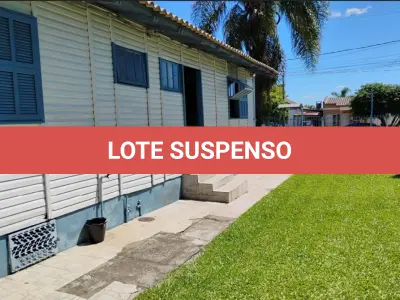LOTE 001 - Casa na Rua Antonio de Freitas Valle, n° 886 em Alegrete/RS constituída de 2 quartos, 1 banheiro, 2 salas, cozinha e, nos fundos do terreno existe uma edificação de alvenaria composta de garagem com churrasqueira, 1 quarto e 1 banheiro, construída sobre o terreno designado n°3 da quadra BB do Bairro Progresso. E, o terreno onde no fundo existem duas peças de alvenaria com lareira designado n°4 da quadra BB do Bairro Progresso. Matrículas n° 3.868 e n° 19.566 do CRI de Alegrete/RS.
