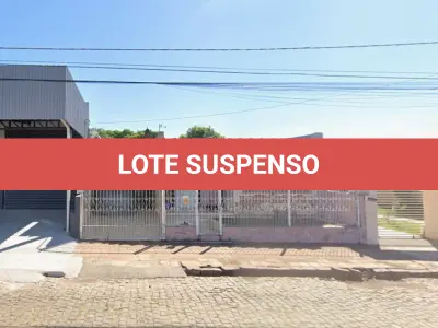 LOTE 001 - Uma casa de alvenaria com a área averbada de 136,59m² localizada na Rua Tito Beccon, n° 2274 em Santiago/RS, possuindo 3 quartos, 1 banheiro, 2 salas, cozinha e área de serviço e, o respetivo terreno com 400m², medindo 10m de frente por 40m de frente a fundos. Matriculado sob nº 588 do CRI de Santiago/RS.