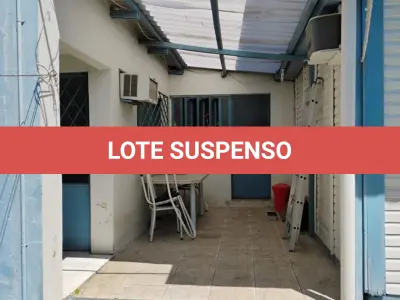 LOTE 001 - Casa na Rua Antonio de Freitas Valle, n° 886 em Alegrete/RS constituída de 2 quartos, 1 banheiro, 2 salas, cozinha e, nos fundos do terreno existe uma edificação de alvenaria composta de garagem com churrasqueira, 1 quarto e 1 banheiro, construída sobre o terreno designado n°3 da quadra BB do Bairro Progresso. E, o terreno onde no fundo existem duas peças de alvenaria com lareira designado n°4 da quadra BB do Bairro Progresso. Matrículas n° 3.868 e n° 19.566 do CRI de Alegrete/RS.