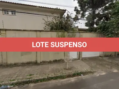 LOTE 002 - Casa de alvenaria de dois pavimentos com 288m² de área construída, localizada na rua Júlio de Castilhos, n°3.413 em Uruguaiana/RS, com diversos compartimentos e benfeitorias e, o respectivo terreno com 720m², constituído dos lotes 34 e 35 da quadra 107, medindo 24m de frente a Sul, sobre o alinhamento da rua Júlio de Castilhos, por 30m de extensão da frente aos fundos, confrontando: ao Norte, com partes do lote 33; ao Oeste, com lote 36; e, ao Leste, com a travessa Santa Maria. Matriculado sob n°22.868 do CRI de Uruguaiana/RS.