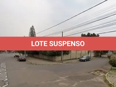 LOTE 002 - Casa de alvenaria de dois pavimentos com 288m² de área construída, localizada na rua Júlio de Castilhos, n°3.413 em Uruguaiana/RS, com diversos compartimentos e benfeitorias e, o respectivo terreno com 720m², constituído dos lotes 34 e 35 da quadra 107, medindo 24m de frente a Sul, sobre o alinhamento da rua Júlio de Castilhos, por 30m de extensão da frente aos fundos, confrontando: ao Norte, com partes do lote 33; ao Oeste, com lote 36; e, ao Leste, com a travessa Santa Maria. Matriculado sob n°22.868 do CRI de Uruguaiana/RS.