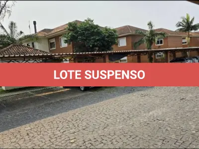 LOTE 001 - Apartamento nº107, localizado no térreo do bloco G-2 do Condomínio Horizontal Arco Verde em Santa Maria/RS, possuindo 1 dormitório, sala, cozinha e banheiro, com área privativa de 39,3100m² e a área total de 40,2500m². Matriculado sob nº 80.499 do CRI de Santa Maria/RS. E, uma Vaga de Estacionamento nº 634 com cobertura, do Condomínio Horizontal Arco Verde em Santa Maria/RS, com área privativa de 2,7286m² e a área total de 10,9147m². Matriculado sob nº 81.431 do CRI de Santa Maria/RS.