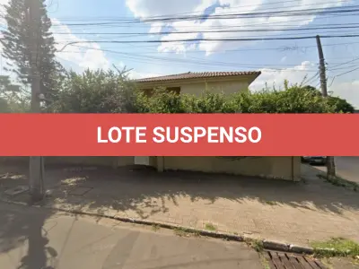 LOTE 002 - Casa de alvenaria de dois pavimentos com 288m² de área construída, localizada na rua Júlio de Castilhos, n°3.413 em Uruguaiana/RS, com diversos compartimentos e benfeitorias e, o respectivo terreno com 720m², constituído dos lotes 34 e 35 da quadra 107, medindo 24m de frente a Sul, sobre o alinhamento da rua Júlio de Castilhos, por 30m de extensão da frente aos fundos, confrontando: ao Norte, com partes do lote 33; ao Oeste, com lote 36; e, ao Leste, com a travessa Santa Maria. Matriculado sob n°22.868 do CRI de Uruguaiana/RS.