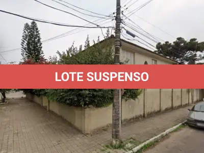 LOTE 002 - Casa de alvenaria de dois pavimentos com 288m² de área construída, localizada na rua Júlio de Castilhos, n°3.413 em Uruguaiana/RS, com diversos compartimentos e benfeitorias e, o respectivo terreno com 720m², constituído dos lotes 34 e 35 da quadra 107, medindo 24m de frente a Sul, sobre o alinhamento da rua Júlio de Castilhos, por 30m de extensão da frente aos fundos, confrontando: ao Norte, com partes do lote 33; ao Oeste, com lote 36; e, ao Leste, com a travessa Santa Maria. Matriculado sob n°22.868 do CRI de Uruguaiana/RS.