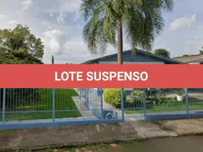 LOTE 001 - Casa na Rua Antonio de Freitas Valle, n° 886 em Alegrete/RS constituída de 2 quartos, 1 banheiro, 2 salas, cozinha e, nos fundos do terreno existe uma edificação de alvenaria composta de garagem com churrasqueira, 1 quarto e 1 banheiro, construída sobre o terreno designado n°3 da quadra BB do Bairro Progresso. E, o terreno onde no fundo existem duas peças de alvenaria com lareira designado n°4 da quadra BB do Bairro Progresso. Matrículas n° 3.868 e n° 19.566 do CRI de Alegrete/RS.