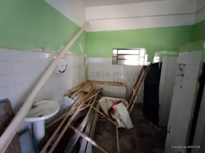 LOTE 001 - Terreno urbano com 987,19m², contendo um prédio de alvenaria com área de 158,50m e uma  área coberta, medindo 233,08m², perfazendo uma área total construída de 391,58m², localizado na Rua  Prudente Domingues esquina com a Rua Manoel Ribas em Cacequi/RS. Matriculado sob n°6.723 do CRI de Cacequi/RS.