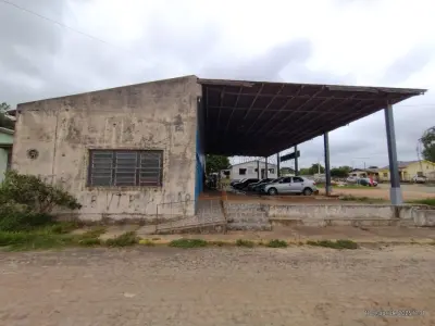 LOTE 001 - Terreno urbano com 987,19m², contendo um prédio de alvenaria com área de 158,50m e uma  área coberta, medindo 233,08m², perfazendo uma área total construída de 391,58m², localizado na Rua  Prudente Domingues esquina com a Rua Manoel Ribas em Cacequi/RS. Matriculado sob n°6.723 do CRI de Cacequi/RS.