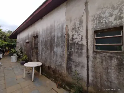 LOTE 001 - Terreno urbano com 987,19m², contendo um prédio de alvenaria com área de 158,50m e uma  área coberta, medindo 233,08m², perfazendo uma área total construída de 391,58m², localizado na Rua  Prudente Domingues esquina com a Rua Manoel Ribas em Cacequi/RS. Matriculado sob n°6.723 do CRI de Cacequi/RS.