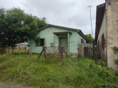 LOTE 002 - Terreno com a área de 320,47m², contendo uma casa com 103,82m², localizado na Rua  Manoel Ribas n°1.139 em Cacequi/RS, dividida em seis cômodos: sala, 2 dormitórios, cozinha, banheiro e  lavanderia. Matriculada sob n°6.724 do CRI de Cacequi/RS.