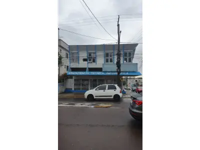 LOTE 002 - Um terreno com 300m², sendo 25m de frente ao Norte para a rua General Vitorino; e, 12m de frente a Leste para a rua Dr. Lauro Dorneles na cidade de Alegrete/RS. Conforme Transcrição das Transmissões sob n°24.295 do Registro de Imóveis de Alegrete/RS, sobre o terreno foi construído um prédio na esquina da rua Dr. Lauro Dorneles (n°621) com a rua General Vitorino, e uma casa (n°497).  Obs.: A alienação judicial se limite ao terreno, o valor das edificações deverá ser indenizado pelo adquirente aos possuidores (R$ 957.105,00).