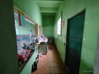 LOTE 001 - Terreno urbano com 987,19m², contendo um prédio de alvenaria com área de 158,50m e uma  área coberta, medindo 233,08m², perfazendo uma área total construída de 391,58m², localizado na Rua  Prudente Domingues esquina com a Rua Manoel Ribas em Cacequi/RS. Matriculado sob n°6.723 do CRI de Cacequi/RS.