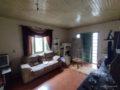 LOTE 002 - Terreno com a área de 320,47m², contendo uma casa com 103,82m², localizado na Rua  Manoel Ribas n°1.139 em Cacequi/RS, dividida em seis cômodos: sala, 2 dormitórios, cozinha, banheiro e  lavanderia. Matriculada sob n°6.724 do CRI de Cacequi/RS.