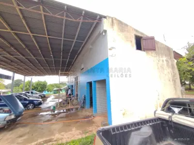 LOTE 001 - Terreno urbano com 987,19m², contendo um prédio de alvenaria com área de 158,50m e uma  área coberta, medindo 233,08m², perfazendo uma área total construída de 391,58m², localizado na Rua  Prudente Domingues esquina com a Rua Manoel Ribas em Cacequi/RS. Matriculado sob n°6.723 do CRI de Cacequi/RS.