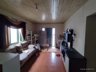 LOTE 002 - Terreno com a área de 320,47m², contendo uma casa com 103,82m², localizado na Rua  Manoel Ribas n°1.139 em Cacequi/RS, dividida em seis cômodos: sala, 2 dormitórios, cozinha, banheiro e  lavanderia. Matriculada sob n°6.724 do CRI de Cacequi/RS.