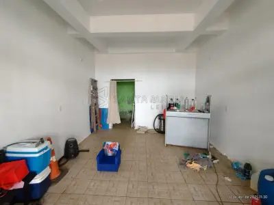 LOTE 001 - Terreno urbano com 987,19m², contendo um prédio de alvenaria com área de 158,50m e uma  área coberta, medindo 233,08m², perfazendo uma área total construída de 391,58m², localizado na Rua  Prudente Domingues esquina com a Rua Manoel Ribas em Cacequi/RS. Matriculado sob n°6.723 do CRI de Cacequi/RS.