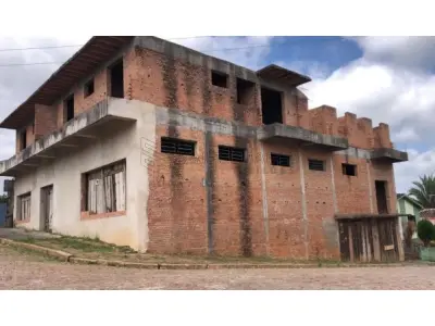 Imóvel inacabado localizado na rua Clemenciano Barnasque nº 1101 em São Sepé/RS, e o respectivo terreno com 418,88m² de esquina em declive localizado na junção das ruas Independência e Clemenciano Barnasque e, conforme avaliação feita pelo perito: No subsolo, garagens, no primeiro pavimento sala comercial e no segundo pavimento apartamentos.  A área construída total do prédio foi aferida in loco em torno de 942m². Matriculado sob n°81 do CRI de São Sepé/RS.
