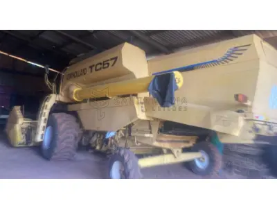 Colheitadeira New Holland TC57, ano 1999.