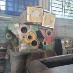 UM BLOCO DE MOTOR DE COLHEITADEIRA 1550 E 1450, MARCA JOHN DEERE.