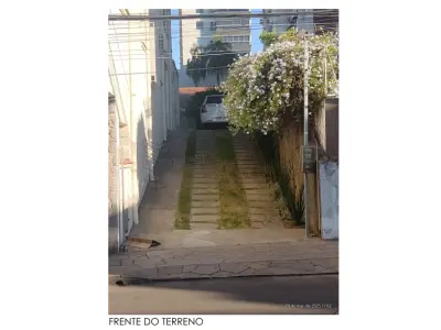LOTE 001 - Um terreno urbano com área total de 302,50m², localizado na Rua Tuiuti, n° 1187, no Centro de Santa Maria/RS, medindo 2m75 de frente, por 110m0 de extensão da frente ao fundo, confrontando: ao Norte, onde faz frente com a rua Tuiuti; ao Sul, entesta com propriedade de Alexandre Avila e de Euzébio Bortoluzzi; por um lado, a Leste, entesta com terreno de Gelci Trein Rosa; e, pelo outro lado, a Oeste, entesta com terreno de propriedade de Olávio Rosa. Matriculado sob n°15.971 do CRI de Santa Maria/RS.