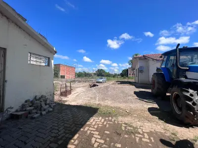LOTE 001 - Um terreno com aproximadamente 2.700m², localizado no bairro Camobi em Santa Maria/RS, designado pelo Lote 1A, com frente para RST 287, onde encontra-se construído um pavilhão em alvenaria, com aproximadamente 280m² e um escritório/casa moradia com aproximadamente 60m². Matriculado sob nº 96.474 do CRI de Santa Maria/RS. Localização do bem: BR 287, nº 8503, Santa Maria – RS.