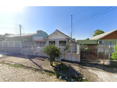 LOTE 001 - Nua propriedade que Cassiane Lucca Garzon possui, sobre o terreno com 250m² e a casa construída na Rua Investigador Leandro, n° 104, no bairro Juscelino Kubitschek em Santa Maria/RS, denominado Lote 10, da Quadra 7 da Super Quadra 1. Contendo uma casa de alvenaria tipo RS-2/31 com área de 30,65m², constituída de 2 dormitórios, sala, cozinha, banheiro, coberta com telhas de cerâmica tipo francesa. Usufruto vitalício para Edaltar Lucca Garzon. Matriculada sob n° 94.967 do CRI de Santa Maria/RS.
