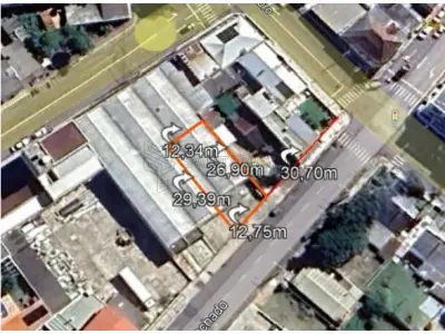 LOTE 001 - Um prédio de alvenaria e seu respectivo terreno com área de 352,37m², na Rua Pinheiro  Machado, n°2543 em Santiago/RS, no quarteirão formado pelas ruas: Pinheiro Machado, Sete de  Setembro, Osvaldo Aranha e Mal. Mallet, distando 30,70m da esquina com a Rua Sete de Setembro;  12,75m de frente, com a Rua Pinheiro Machado; pelos fundos, 12,34m com a Cooperativa Regional  Tritícola Santiaguense Ltda; pelo lado direito, mede 26,90m, com imóvel de Antônio Bedin; e, pelo lado  esquerdo, mede 29,39m, com a Cooperativa Regional Tritícola Santiaguense Ltda. Matriculado sob  n°6.558 do CRI de Santiago/RS.