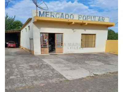 LOTE 001 - Um terreno de forma irregular, com a área total de 845,00m² em Santiago/RS, localizado no prolongamento da rua José Piva, lado ímpar, no quarteirão formado pelas ruas: José Piva, Beco de Servidão, Flores da Cunha e Centenário; medindo 22,00m de frente com o prolongamento da rua José Piva; por um lado, mede 32,60m, com o Beco de Servidão; pelo outro lado, mede 35,00m, com Carlos Santiago de Abreu Pompeu; e, pelos fundos mede 28,00m, com Carlos Santiago de Abreu Pompeu. Matriculado sob n°10.704 do CRI de Santiago/RS.