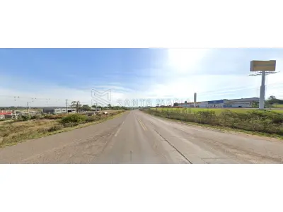 LOTE 001 - Um terreno, situado na cidade de Alegrete/RS, no Bairro Balneário Caverá, na BR,  esquina com a Rua H1, esquina Avenida Avelino Cassol, esquina com a Rua I1, formado pelos  terrenos designados pelos n°s 18 ao 36, da quadra 02, da área S-1, de formato irregular com  área de 8.841,13m². Matriculado sob n° 37.472 do CRI de Alegrete/RS.