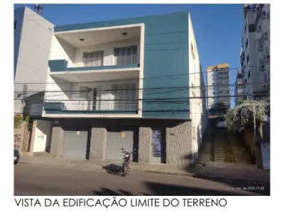 LOTE 001 - Um terreno urbano com área total de 302,50m², localizado na Rua Tuiuti, n° 1187, no Centro de Santa Maria/RS, medindo 2m75 de frente, por 110m0 de extensão da frente ao fundo, confrontando: ao Norte, onde faz frente com a rua Tuiuti; ao Sul, entesta com propriedade de Alexandre Avila e de Euzébio Bortoluzzi; por um lado, a Leste, entesta com terreno de Gelci Trein Rosa; e, pelo outro lado, a Oeste, entesta com terreno de propriedade de Olávio Rosa. Matriculado sob n°15.971 do CRI de Santa Maria/RS.