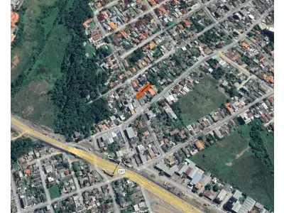 LOTE 001 - Um terreno com a área de 329,00m² localizado na Travessa Moreira, n°308 na cidade de Santa Maria/RS e a respectiva casa de madeira com 65m², em regular estado de conservação. Terreno este com as seguintes dimensões e confrontações; pela frente ao Oeste, onde mede 9m, com a rua ‘’B’’; aos fundos, Leste, onde mede 5m, com parte do lote nº9; por um lado, ao Norte, onde mede 46m, com o lote nº13; e, pelo lado Sul, onde mede 47m, com terrenos da Vila Urlandia. Matriculado sob n°4.297 do CRI de Santa Maria/RS.