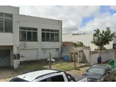 LOTE 001 - Um prédio de alvenaria e seu respectivo terreno com área de 352,37m², na Rua Pinheiro  Machado, n°2543 em Santiago/RS, no quarteirão formado pelas ruas: Pinheiro Machado, Sete de  Setembro, Osvaldo Aranha e Mal. Mallet, distando 30,70m da esquina com a Rua Sete de Setembro;  12,75m de frente, com a Rua Pinheiro Machado; pelos fundos, 12,34m com a Cooperativa Regional  Tritícola Santiaguense Ltda; pelo lado direito, mede 26,90m, com imóvel de Antônio Bedin; e, pelo lado  esquerdo, mede 29,39m, com a Cooperativa Regional Tritícola Santiaguense Ltda. Matriculado sob  n°6.558 do CRI de Santiago/RS.
