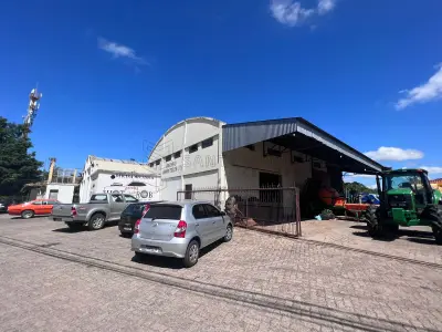 LOTE 001 - Um terreno com aproximadamente 2.700m², localizado no bairro Camobi em Santa Maria/RS, designado pelo Lote 1A, com frente para RST 287, onde encontra-se construído um pavilhão em alvenaria, com aproximadamente 280m² e um escritório/casa moradia com aproximadamente 60m². Matriculado sob nº 96.474 do CRI de Santa Maria/RS. Localização do bem: BR 287, nº 8503, Santa Maria – RS.