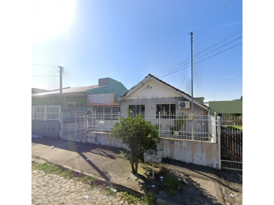 LOTE 001 - Nua propriedade que Cassiane Lucca Garzon possui, sobre o terreno com 250m² e a casa construída na Rua Investigador Leandro, n° 104, no bairro Juscelino Kubitschek em Santa Maria/RS, denominado Lote 10, da Quadra 7 da Super Quadra 1. Contendo uma casa de alvenaria tipo RS-2/31 com área de 30,65m², constituída de 2 dormitórios, sala, cozinha, banheiro, coberta com telhas de cerâmica tipo francesa. Usufruto vitalício para Edaltar Lucca Garzon. Matriculada sob n° 94.967 do CRI de Santa Maria/RS.