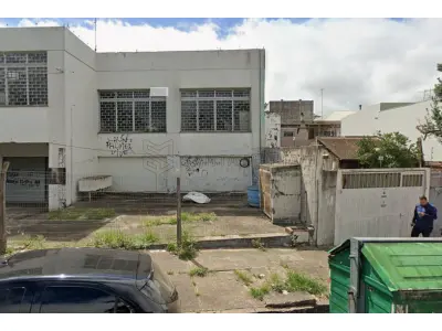 LOTE 001 - Um prédio de alvenaria e seu respectivo terreno com área de 352,37m², na Rua Pinheiro Machado, n°2543 em Santiago/RS, no quarteirão formado pelas ruas: Pinheiro Machado, Sete de Setembro, Osvaldo Aranha e Mal. Mallet, distando 30,70m da esquina com a Rua Sete de Setembro; 12,75m de frente, com a Rua Pinheiro Machado; pelos fundos, 12,34m com a Cooperativa Regional Tritícola Santiaguense Ltda; pelo lado direito, mede 26,90m, com imóvel de Antônio Bedin; e, pelo lado esquerdo, mede 29,39m, com a Cooperativa Regional Tritícola Santiaguense Ltda. Matriculado sob n°6.558 do CRI de Santiago/RS.