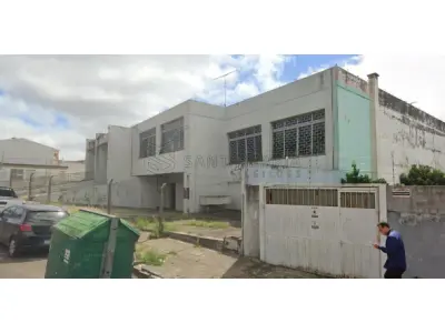 LOTE 001 - Um prédio de alvenaria e seu respectivo terreno com área de 352,37m², na Rua Pinheiro  Machado, n°2543 em Santiago/RS, no quarteirão formado pelas ruas: Pinheiro Machado, Sete de  Setembro, Osvaldo Aranha e Mal. Mallet, distando 30,70m da esquina com a Rua Sete de Setembro;  12,75m de frente, com a Rua Pinheiro Machado; pelos fundos, 12,34m com a Cooperativa Regional  Tritícola Santiaguense Ltda; pelo lado direito, mede 26,90m, com imóvel de Antônio Bedin; e, pelo lado  esquerdo, mede 29,39m, com a Cooperativa Regional Tritícola Santiaguense Ltda. Matriculado sob  n°6.558 do CRI de Santiago/RS.