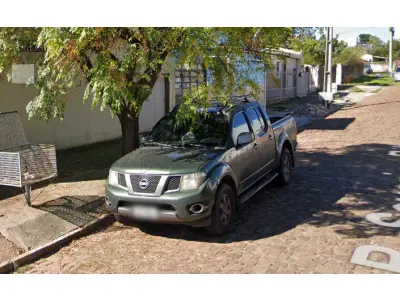 LOTE 001 - Veículo/Caminhonete NISSAN/FRONTIER SVATK4X4, ano/modelo 2013/2014, placas IUT8C01, RENAVAM 574289615, na cor verde e em bom estado de conservação.